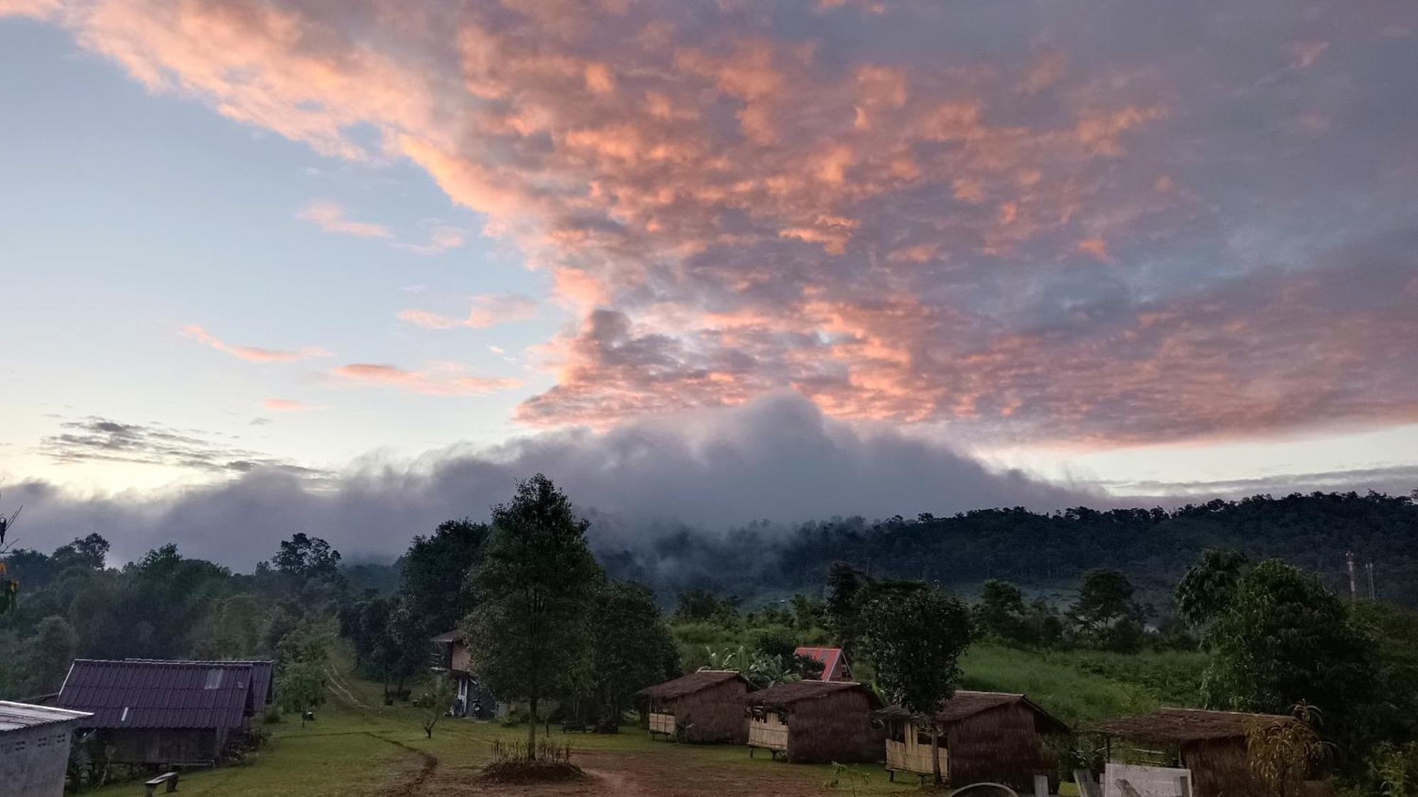 ไร่นิธิสุนทร Nithisoonthon Farmstay Mae Hong Son Bagian luar foto