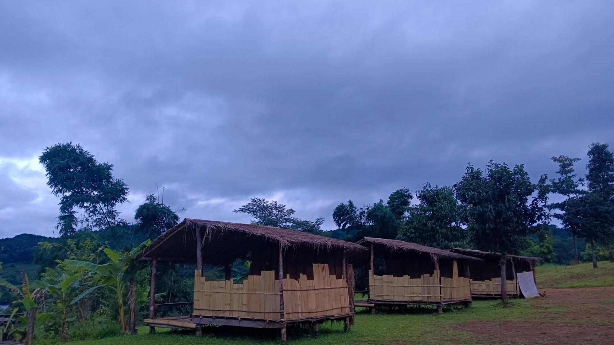 ไร่นิธิสุนทร Nithisoonthon Farmstay Mae Hong Son Bagian luar foto