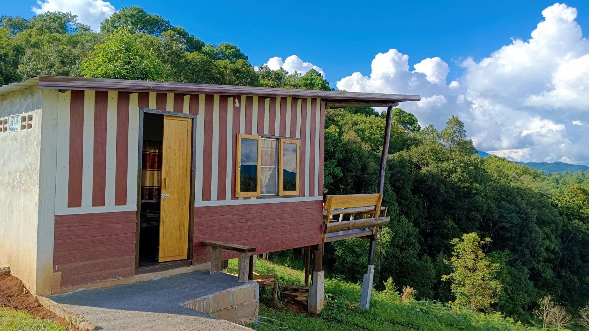 ไร่นิธิสุนทร Nithisoonthon Farmstay Mae Hong Son Bagian luar foto