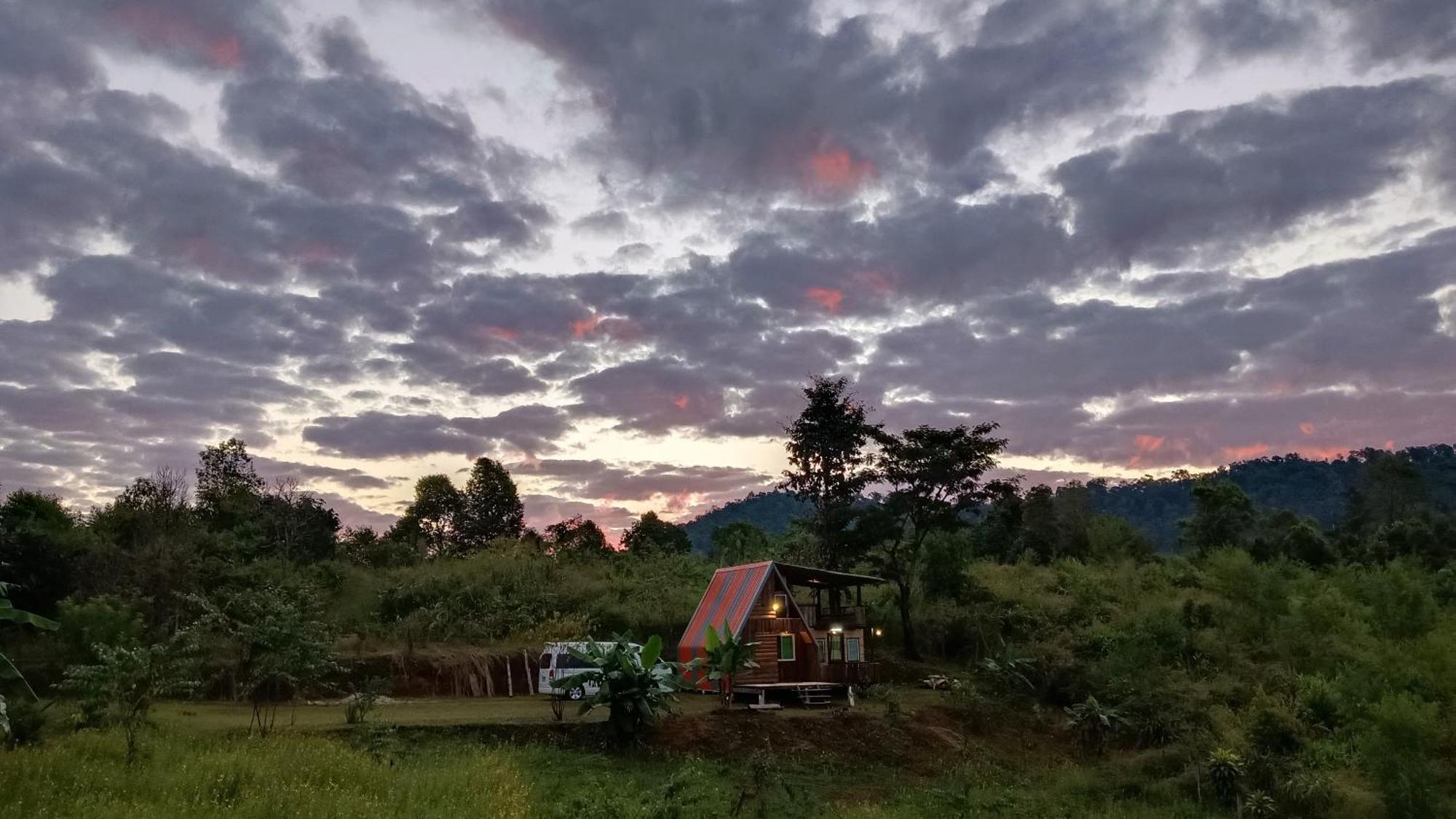 ไร่นิธิสุนทร Nithisoonthon Farmstay Mae Hong Son Bagian luar foto