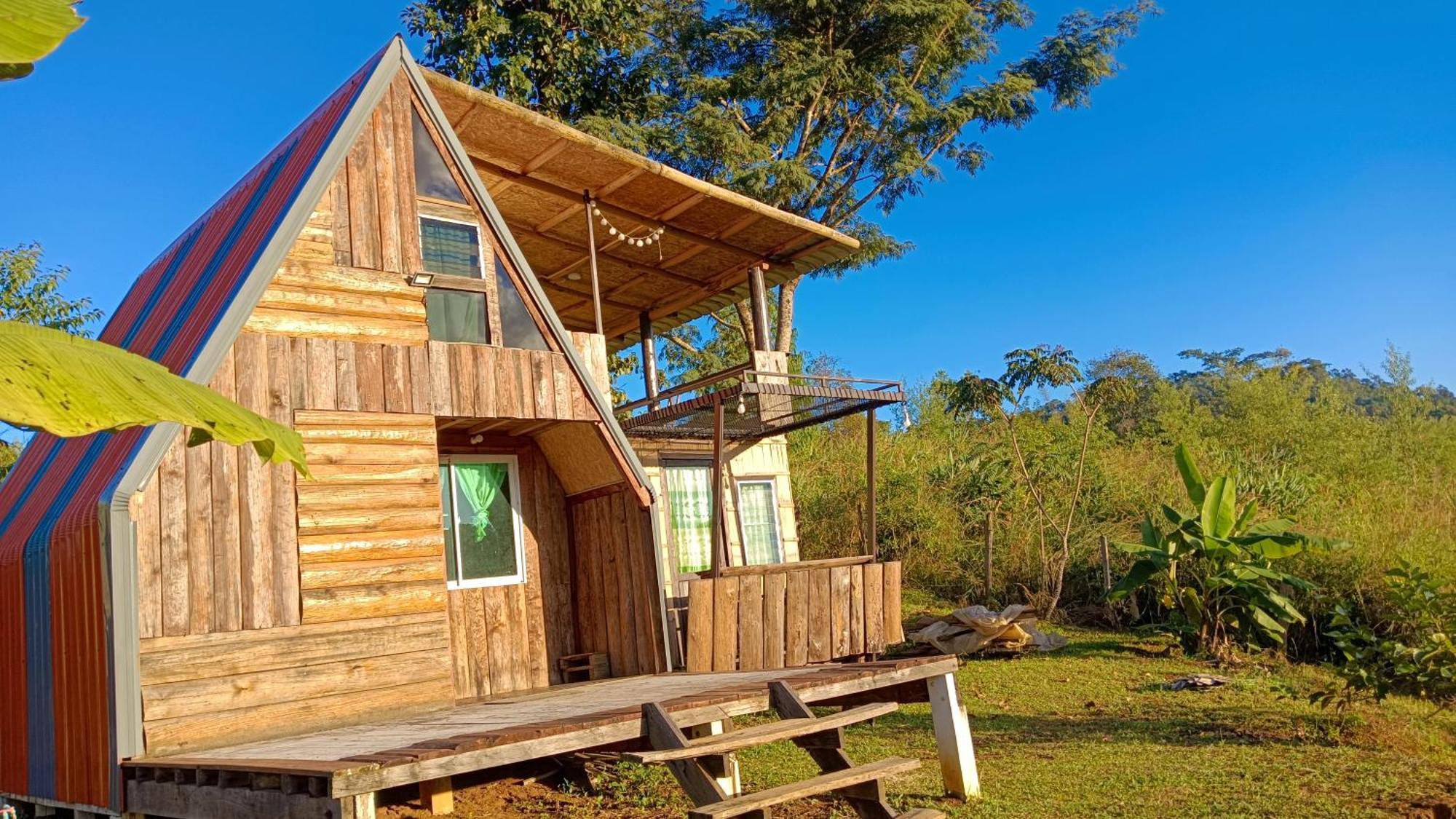 ไร่นิธิสุนทร Nithisoonthon Farmstay Mae Hong Son Bagian luar foto